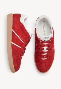 Rote Wildledersneaker mit weißen Akzenten, runder Zehenpartie, Schnürdesign und einer strukturierten Gummisohle. Größe 37 im Inneren markiert.