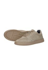 Beige suède sneakers met een rubberen zool, vetersluiting, textuurpanelen en een gewatteerde kraag voor comfort. Patrones op de zool voor grip.