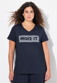 Marineblå t-shirt med V-hals, korte ærmer, med hvid grafisk tekst, der står "MOVE IT" i et mønstrets design hen over forsiden.