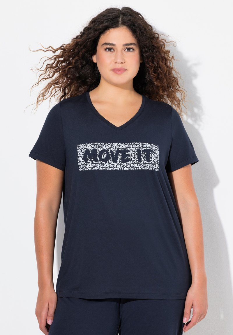 Marineblå t-shirt med V-hals, korte ærmer, med hvid grafisk tekst, der står "MOVE IT" i et mønstrets design hen over forsiden.