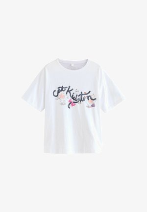 T-shirt bianco a maniche corte con gatti cartoon e testo scritto a mano in nero "Cat Kristin" sulla parte anteriore, con un fiocco rosa sulla lettera K.