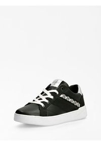 Sneaker in pelle nera con lacci bianchi, dettagli metallici argento sul tallone e ai lati, e motivi testurizzati sulla tomaia. Suola in gomma bianca.