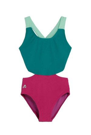 Bañador de una pieza bicolor con parte superior teal y parte inferior magenta, con tirantes verde claro y un pequeño logo de calavera y huesos cruzados en la cadera.