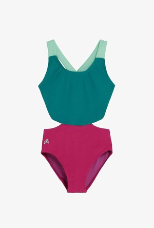 Bañador de una pieza bicolor con parte superior teal y parte inferior magenta, con tirantes verde claro y un pequeño logo de calavera y huesos cruzados en la cadera.
