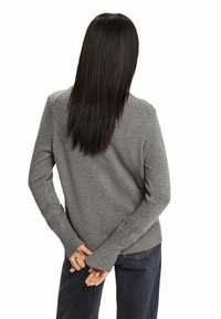 Šedý pletený svetr s žebrovaným lemem a manžetami. Dlouhé rukávy s otvory na palce, hladká textura, jednoduchý design.