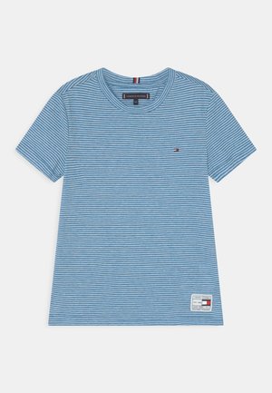 Blå og hvide tynde horisontale stribede T-shirt med korte ærmer og små Tommy Hilfiger-logoer på brystet og nederste kant.