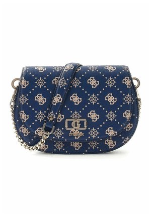 Sac bandoulière bleu marine avec motif géométrique beige clair et monogramme "GS", bandoulière chaîne dorée, et fermoir logo "Guess" doré sur le rabat avant.