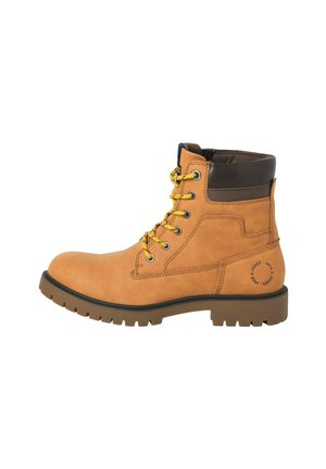 Bottines en cuir marron tan à lacets avec semelle robuste et col rembourré foncé, dotées d'une fermeture éclair latérale et d'un logo rond près du talon.