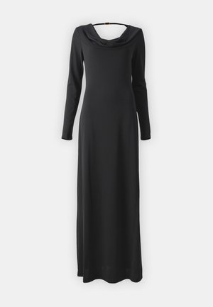 Lang svart kjole med båtutringning, lange ermer og en tettsittende silhuett. Laget av et glatt stoff med et enkelt design.