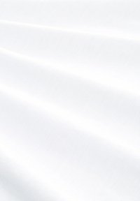 Weißer Stoff mit glatter Textur, der sanfte Falten und subtile Schatten aufweist und das Licht sanft über die Oberfläche reflektiert.