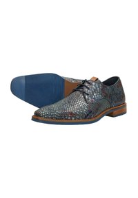 Gekleed veterschoenen in gestructureerd grijs leer met een reptielpatroon, voorzien van een blauwe rubberen zool en bruine accenten op de hak.