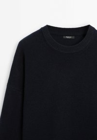 Pull noir à col rond avec col côtelé et manches longues, en tissu tricoté doux, étiqueté Massimo Dutti.