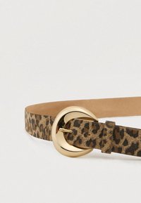 Leopardimustriga vöö, millel on tekstureeritud pind ja kuldne ümmargune pandla. Vöö sisepind on siledalt nägev ja vöö kuju on struktureeritud.