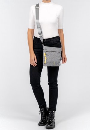 SURI FREY, Sac bandoulière - light grey
