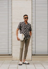 Levi's® CLASSIC CAMPER - Camisa - ocana ikat pirate black