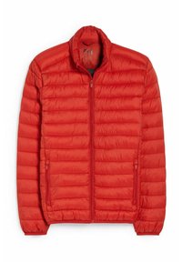Veste matelassée rouge avec fermeture éclair à l'avant, design matelassé horizontal, col montant et deux poches latérales. Matière légère en nylon lisse.