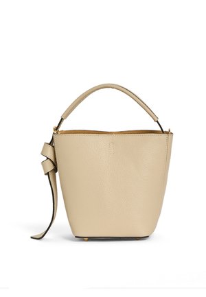Kleine beige Lederhandtasche mit einem einzigen oberen Griff, einem dekorativen seitlichen Knoten und einer strukturierten Beutelform.