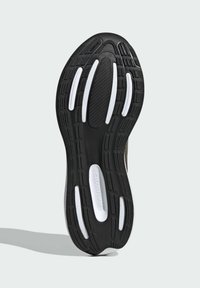 Suela de una zapatilla que presenta una base de goma negra, surcos acentuados en blanco y un patrón de agarre texturizado. Marca "CLOUDFOAM" visible.