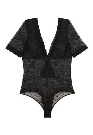 Combinaison en dentelle noire avec des manches courtes, décolleté en V profond, motifs floraux, bords festonnés et fermeture à pression au bas. Matériau translucide.