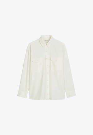 Jasno kremowa koszula z długim rękawem, zapinana na guziki, z kołnierzykiem i dwiema kieszeniami z przodu, prezentowane na białym tle.