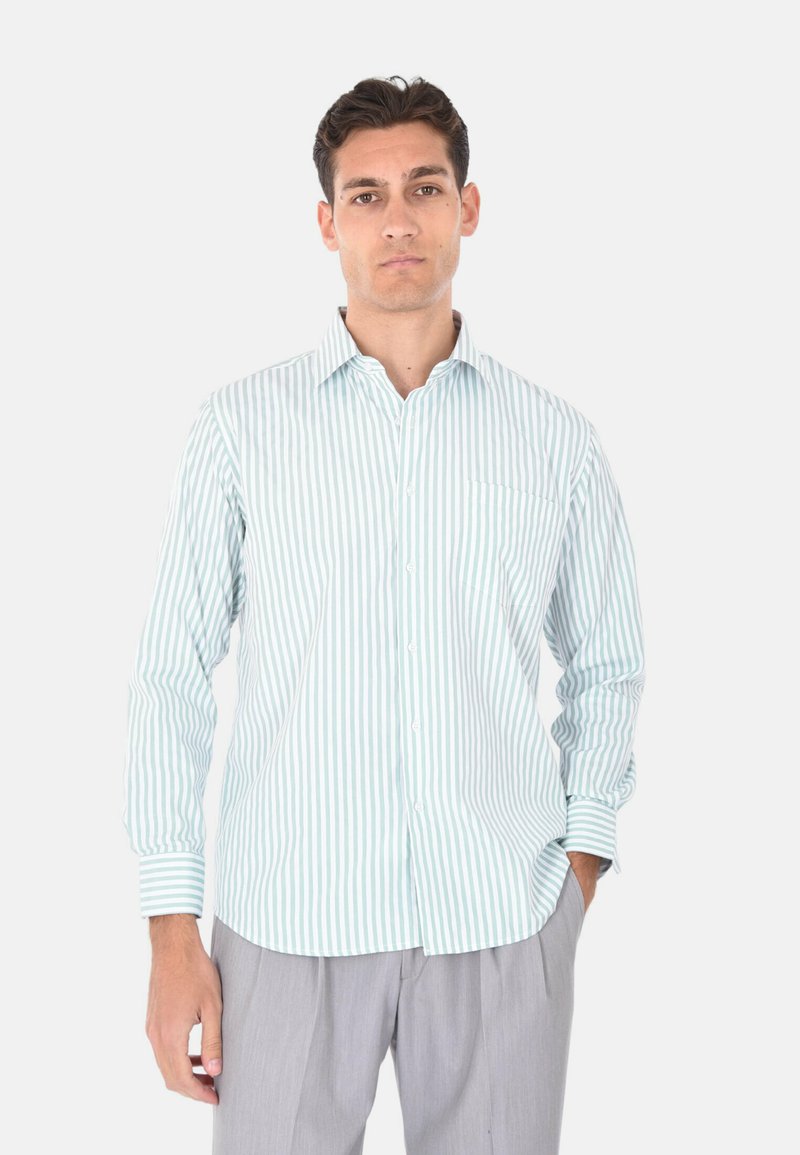 Camicia a righe azzurre e bianche con bottone, dotata di taschino sul petto, realizzata in un tessuto liscio, con maniche lunghe e colletto classico.