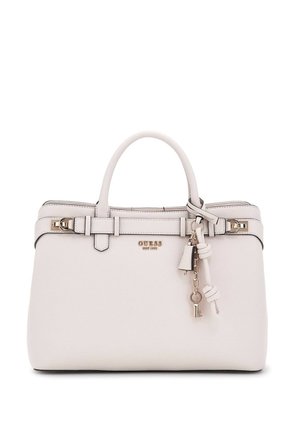 Cremefarbene Guess-Handtasche mit doppelten Griffen, goldenem Logo vorne und dekorativen Anhängern in Form von Schlüssel und Schloss, die an einem Griff hängen.