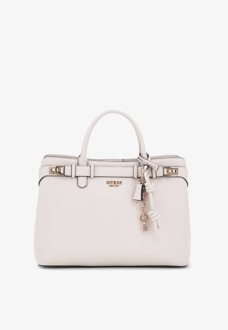 Sac à main Guess couleur crème avec double poignée, logo doré sur le devant et breloques décoratives en forme de clé et de cadenas suspendues à une poignée.
