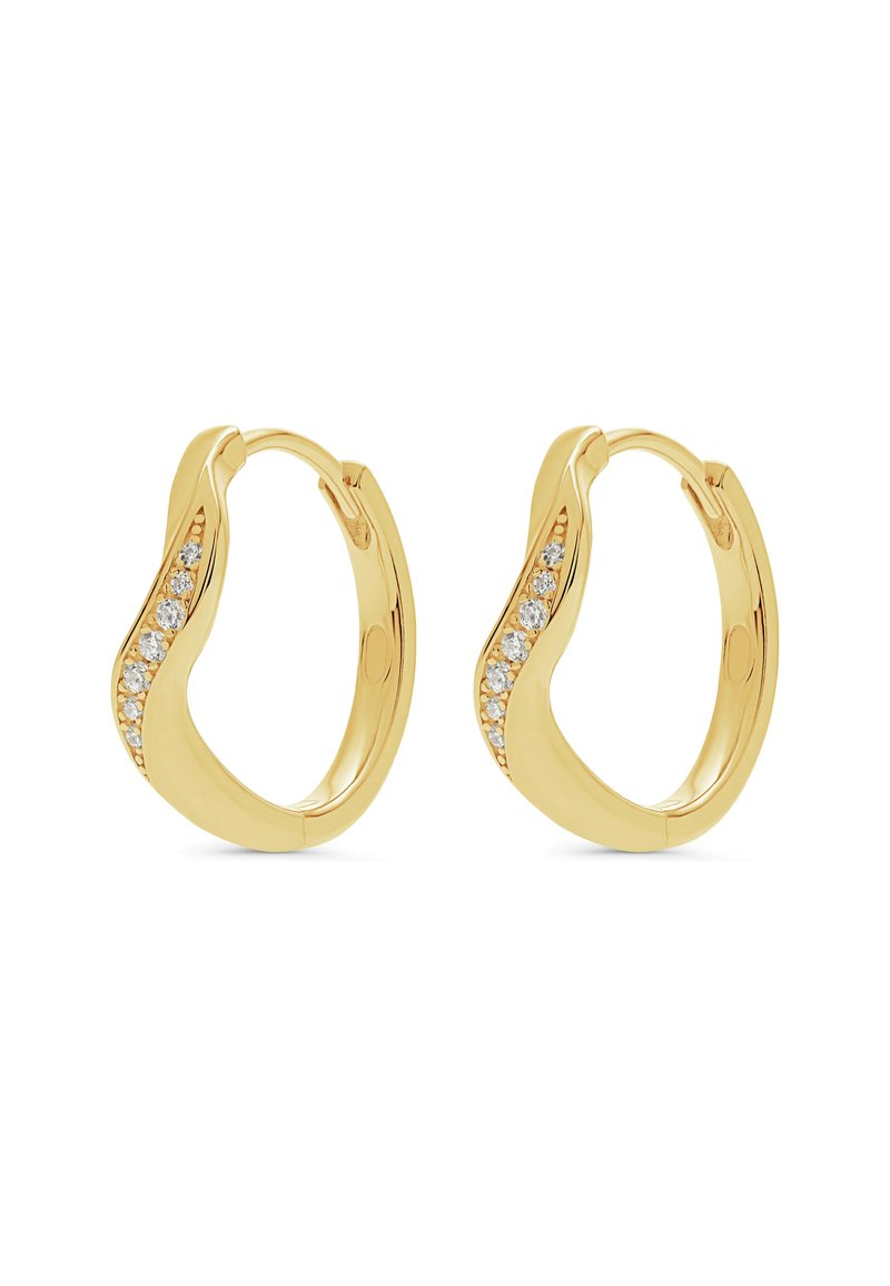 Guldörhängen i form av en böjda ringar, med en rad små, glittrande stenar längs ena sidan, slät yta och glänsande avslut.