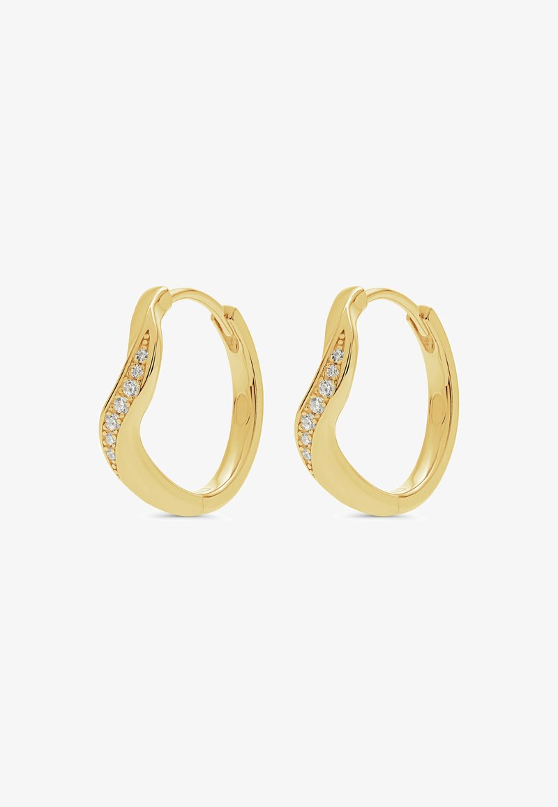 Orecchini a cerchio in oro con un design curvo, caratterizzati da una fila di piccole pietre scintillanti lungo un lato, texture liscia e finitura lucida.