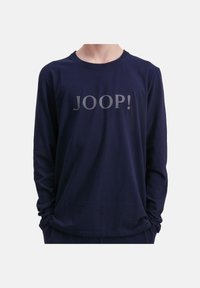Marineblaue Langarm-T-Shirt aus weicher Baumwolle mit einem großen grauen "JOOP!"-Druck auf der Vorderseite. Einfacher Rundhalsausschnitt und lockere Passform.