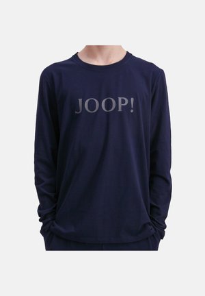 Camiseta de manga larga en color navy, fabricada en suave algodón, con un gran "JOOP!" impreso en gris en la parte delantera. Cuello redondo simple y corte relajado.