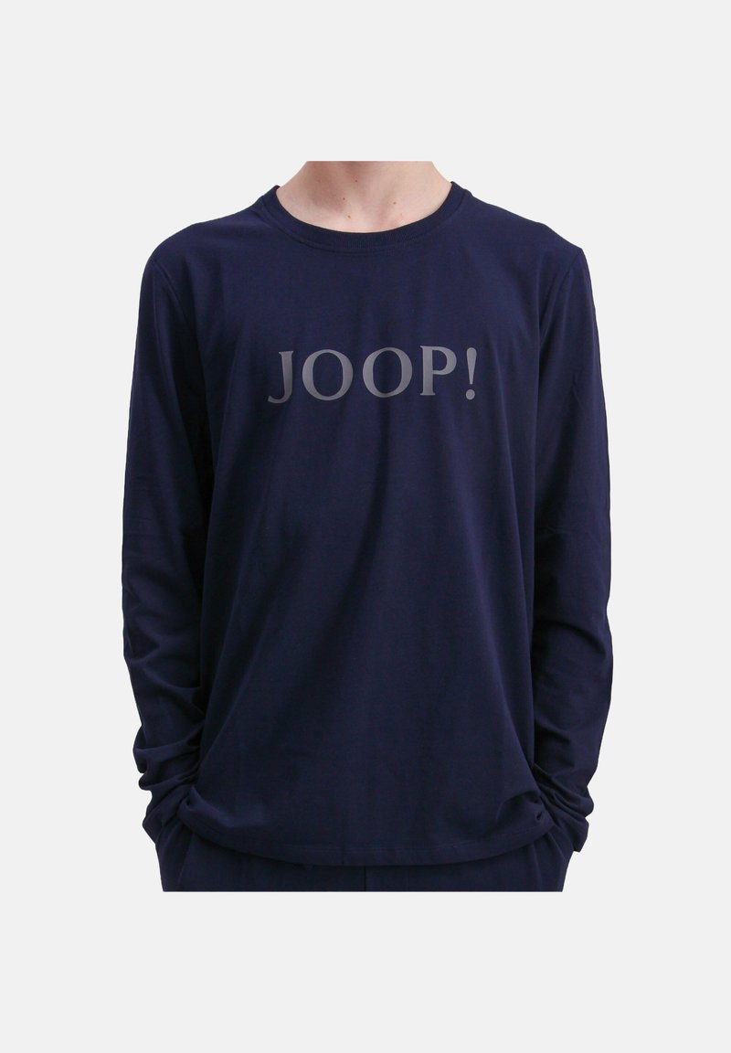 Marineblaue Langarm-T-Shirt aus weicher Baumwolle mit einem großen grauen "JOOP!"-Druck auf der Vorderseite. Einfacher Rundhalsausschnitt und lockere Passform.
