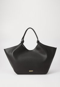 Svart skinn toteveske med bred åpning, glatt tekstur og strukturert form. Har et gull logo foran og knyttede håndtak.