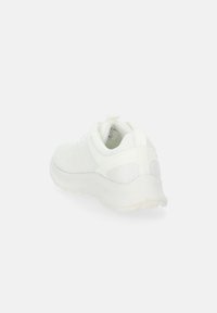 Weißer Sportschuh mit einem Mesh-Obermaterial, gepolstertem Kragen und strukturiertem Sohlenprofil. Verfügt über eine Zuglasche und ein minimalistisches Design für Atmungsaktivität.