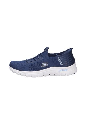 Sneaker slip-on Skechers in mesh blu navy con suola bianca flessibile e supporto per l’arco plantare, logo laterale e linguetta sul tallone.