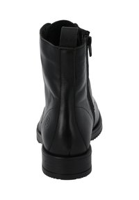 Bota de cuero negro hasta el tobillo con cremallera lateral, punta redonda y tacón texturizado. Presenta una marca mínima en el talón exterior.