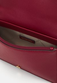 MICHAEL Michael Kors JET SET FLAP - Vakarsomiņa - deep red