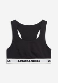 Sujeción deportiva negra con escote redondeado y diseño de espalda tipo nadador. Presenta una banda blanca con "ARMEDANGELS" en texto negro. Textura de tela suave.