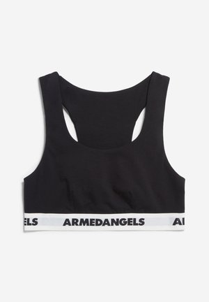 Soutien-gorge de sport noir avec un col en U et un design dos nageur. Présente une bande blanche avec "ARMEDANGELS" en lettres noires. Texture de tissu douce.