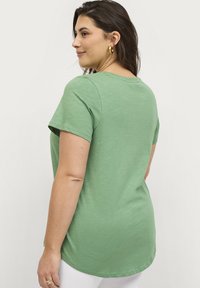 Ellos Plus collection T-shirts basic - dunkelgrün