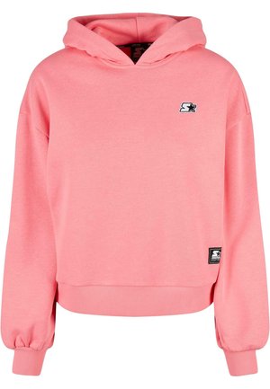 Sweatshirt rose avec capuche, poignets et ourlet côtelés. Présente un petit logo sur la poitrine et une étiquette sur le côté inférieur. Texture douce.