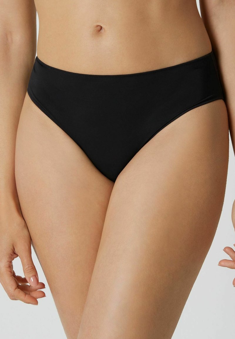 Zwarte hoge taille bikini slipjes van gladde stof, met een naadloos ontwerp en geaccentueerde beenopeningen voor comfort.