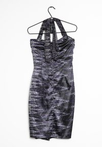 Czarna i purpurowa sukienka na ramiączkach o dopasowanej sylwetce, wykonana z błyszczącego materiału o teksturowanym wykończeniu, przedstawiona na wieszaku.