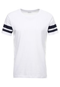 Hvid kortærmet T-shirt med to marineblå striber på hver ærme og rund halsudskæring, normal pasform.