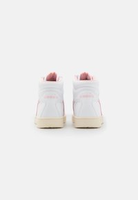 Bílé tenisky s vysokým svrškem s jemně růžovými akcenty a béžovou podrážkou. Hladký kožený svršek s polstrovaným límcem a logem na patě.