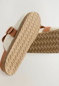 Gewebte beige Plateau-Sandalen mit einem braunen Wildlederriemen. Wellig strukturierte Gummisohle für einen guten Halt. Verfügt über eine verstellbare Schnallendetails.