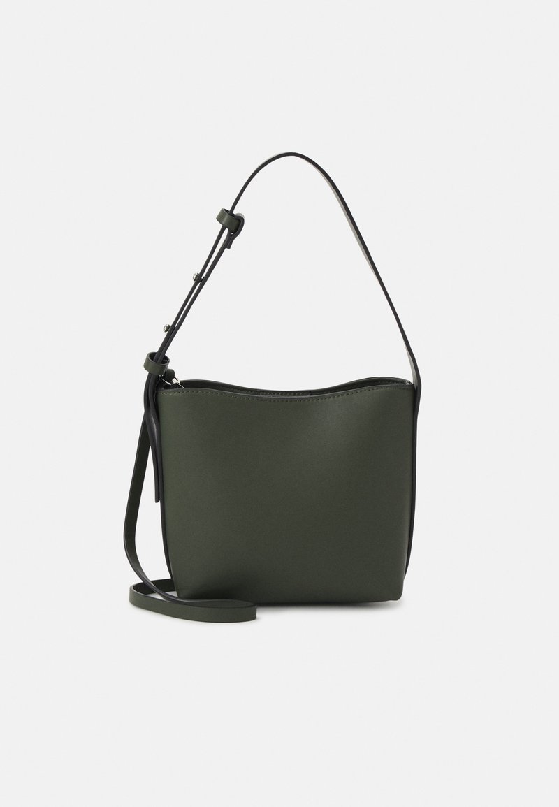 Groene synthetische leren handtas met een gebogen bovenkant, een slanke zwarte schouderband en een enkele ritssluiting, met een minimalistisch ontwerp.