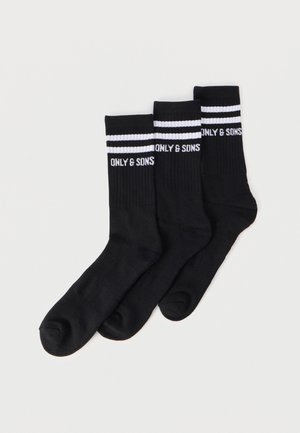 Trzy czarne skarpetki załogowe z białymi paskami i napisem "ONLY & SONS" na ściągaczu, ułożone nachodzące na siebie na jasnym tle.