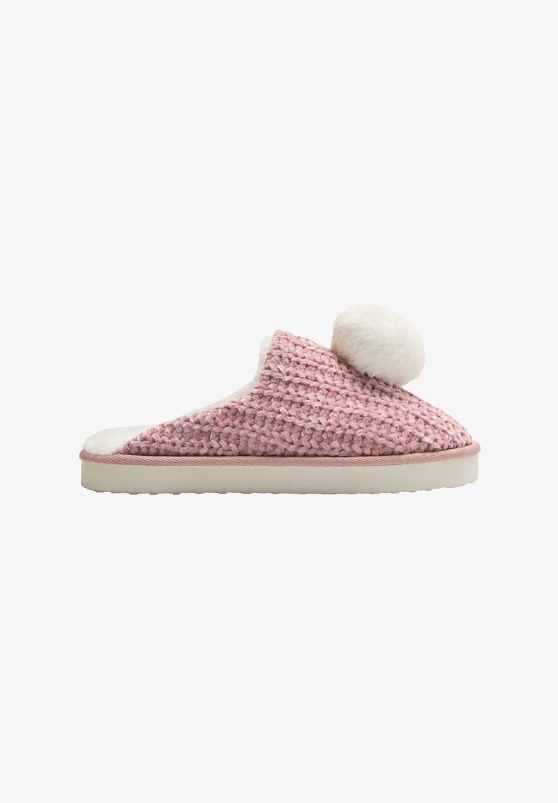 Zapatilla rosa de punto con un pompón suave de piel sintética, forro de felpa y suela de goma. Presenta una puntera redondeada y diseño de talón abierto.
