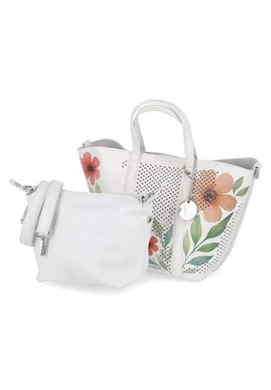 Bolso tote blanco con estampado floral y diseño perforado, acompañado de un bolso bandolera blanco liso más pequeño con cierre de cremallera.